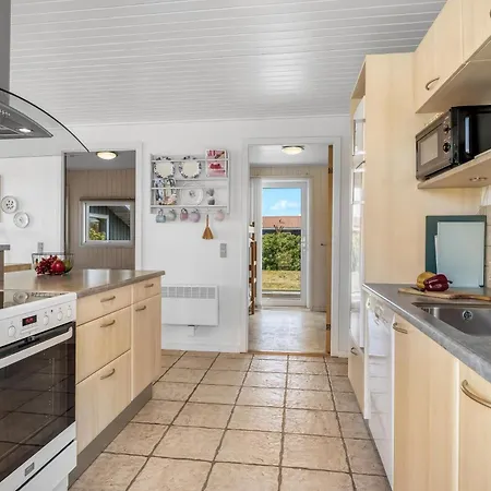 Hyggeligt Hus Med Braendeovn I Vejlby Klit Sj359 *