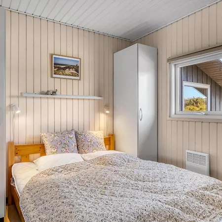 Hyggeligt Hus Med Braendeovn I Vejlby Klit Sj359